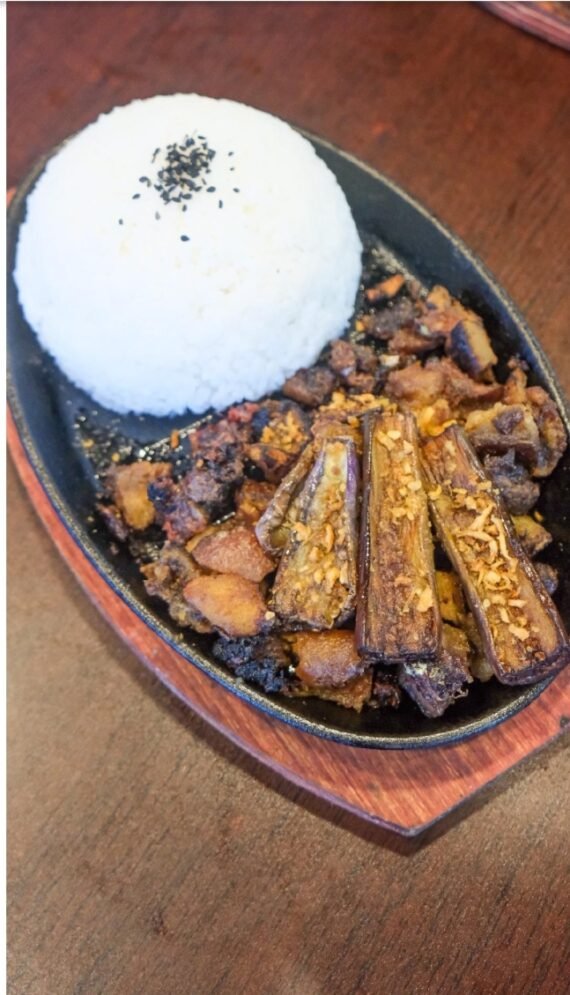 SIZZLING PORK BINAGOONGAN SIZZLING PORK BINAGOONGAN ( BEST SELLER )